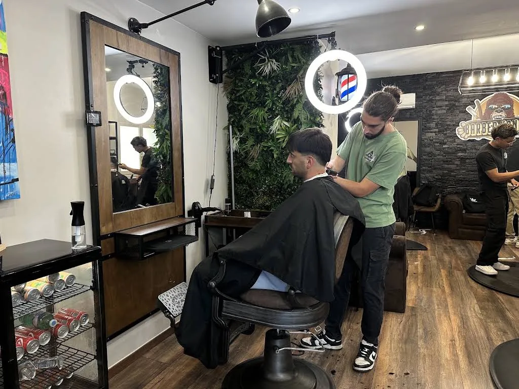 Intérieur du salon Barber Kong Albert 1er, barbier au travail