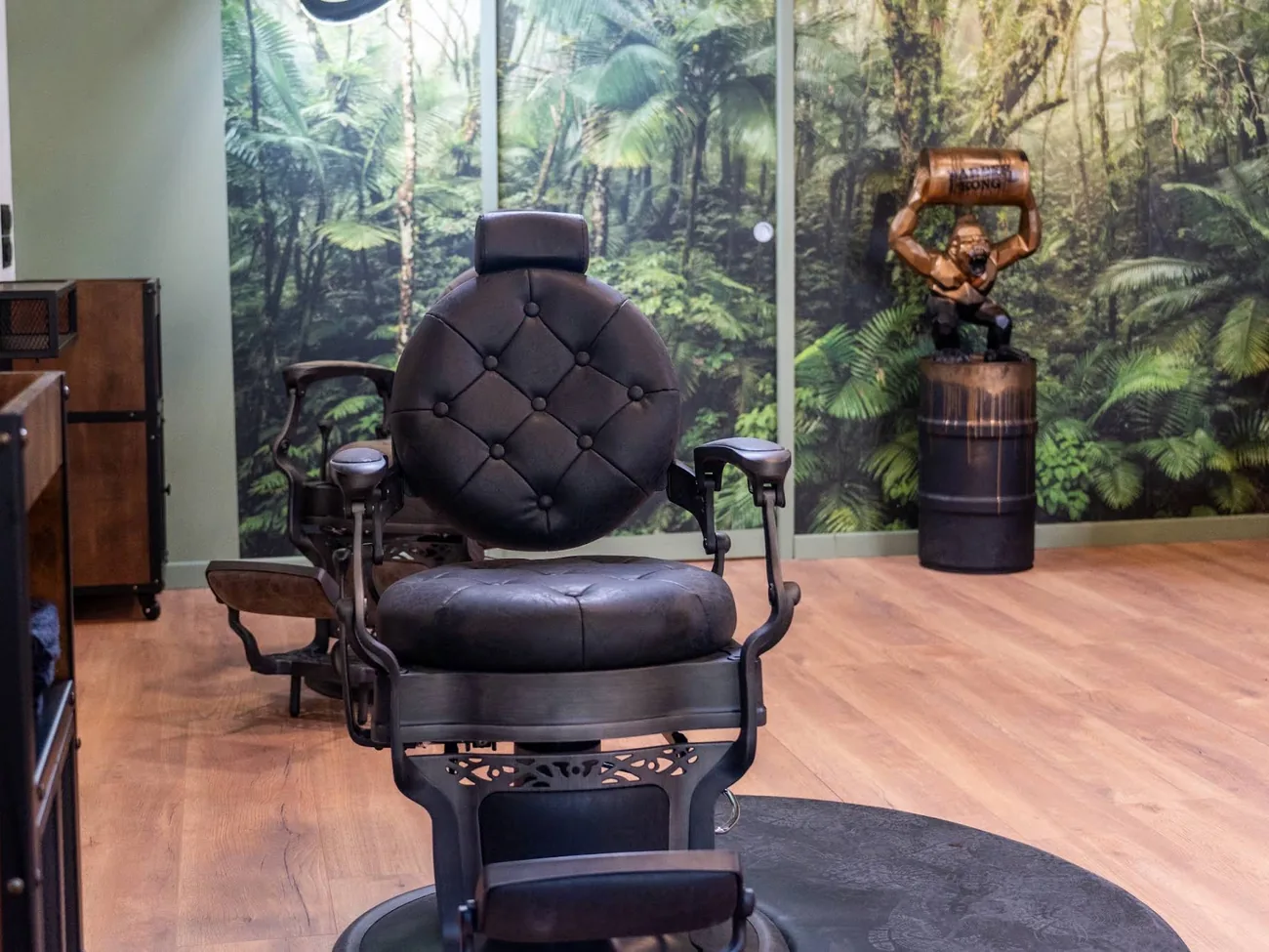 Intérieur du salon Barber Kong Port-Marianne, décor jungle et sculpture gorille